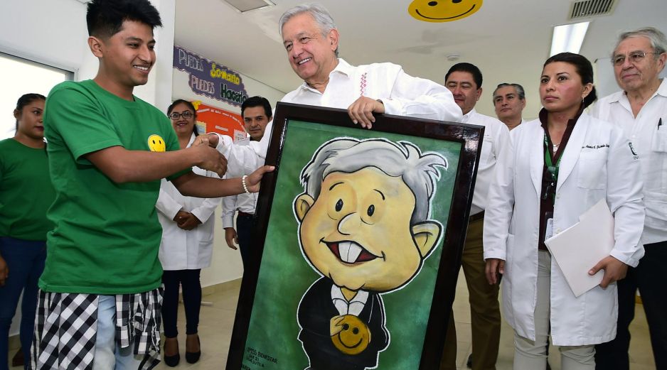 El grupo de jóvenes le obsequió al Presidente un cuadro. NTX/Presidencia