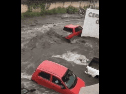 La inundación además provocó cierres viales a la altura de López Mateos. ESPECIAL