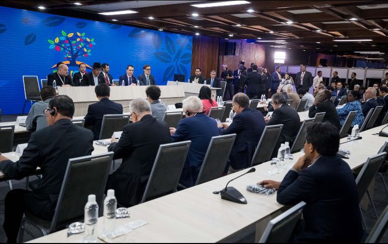 El ministro de Relaciones Exteriores de Venezuela, Jorge Arreaza (centro), en una reunión del buró de coordinación del Movimiento de países No Alineados. EFE/M. Gutiérrez