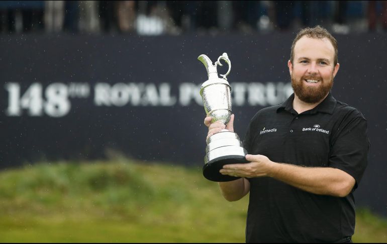 Shane Lowry posa con el trofeo “Claret Jug” que lo acredita como campeón del The Open. AP