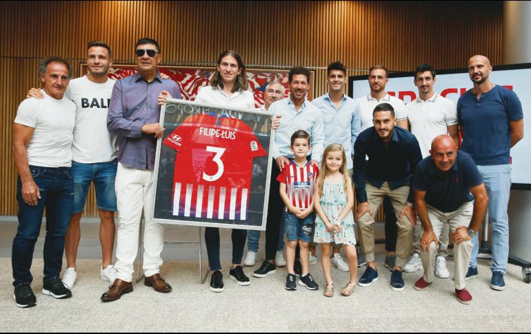 Los tributos no faltaron el salida del brasileño. EFE