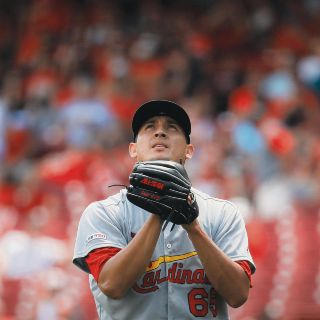 Giovanny Gallegos apaga el fuego de los Rojos y triunfa