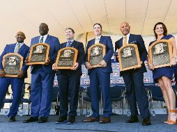 Harold Baines, Lee Smith, Édgar Martínez, Mike Mussina, Mariano Rivera y Brandy Halladay, viuda de Roy Halladay, con sus placas de inmortales. AP / H. Pennink