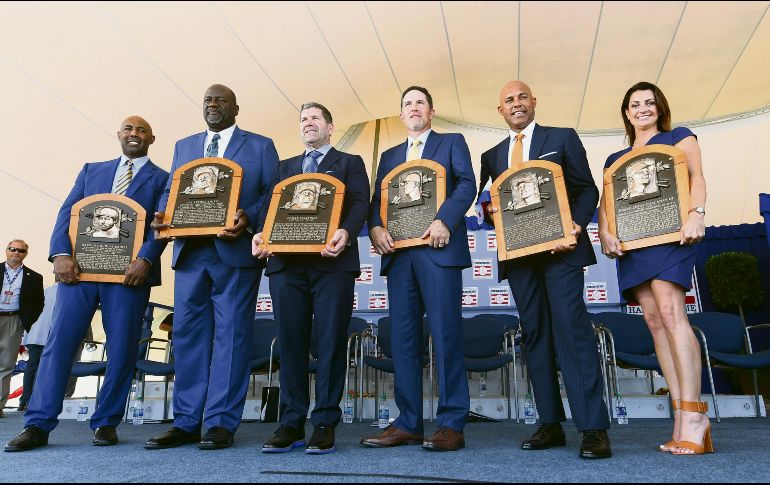 Harold Baines, Lee Smith, Édgar Martínez, Mike Mussina, Mariano Rivera y Brandy Halladay, viuda de Roy Halladay, con sus placas de inmortales. AP / H. Pennink