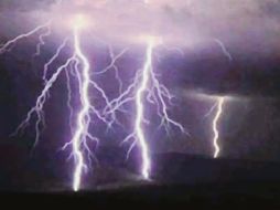 La tormenta atrapó a los aldeanos mientras trabajaban en el campo. ARCHIVO / EFE