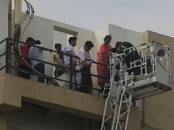 Un robot nuevo, llamado Robofire, fue utilizado para controlar las llamas en el lugar. AP/R. Maqbool