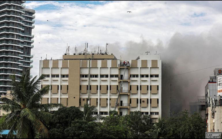 Un robot nuevo, llamado Robofire, fue utilizado para controlar las llamas en el lugar. EFE/D. Solanki