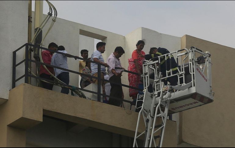 Un robot nuevo, llamado Robofire, fue utilizado para controlar las llamas en el lugar. AP/R. Maqbool