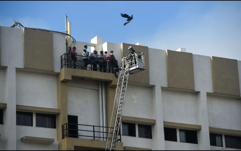 Un robot nuevo, llamado Robofire, fue utilizado para controlar las llamas en el lugar. AP/R. Maqbool