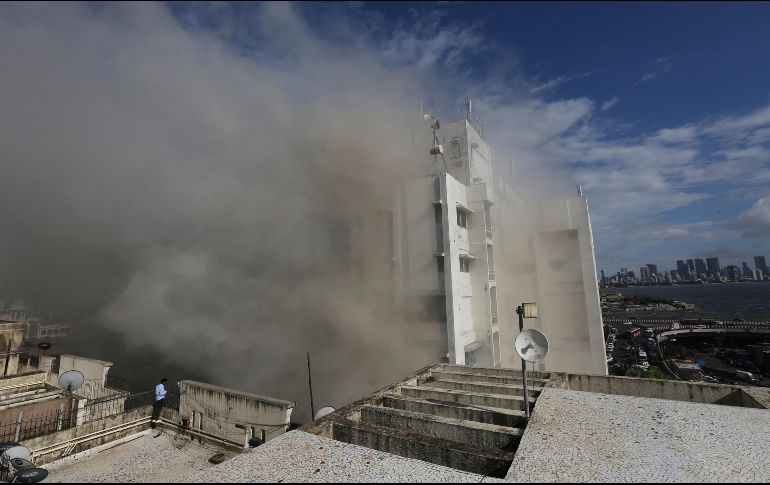 Un robot nuevo, llamado Robofire, fue utilizado para controlar las llamas en el lugar. AP/R. Maqbool