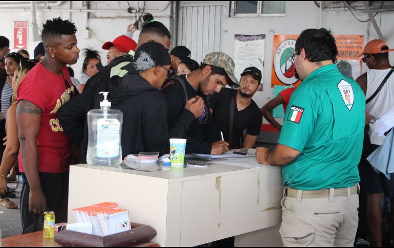 Autoridades de migración de México ponen a disposición de sus contrapartes estadounidenses a un grupo de migrantes centroamericanos, este lunes en Matamoros. EFE/A. Pineda