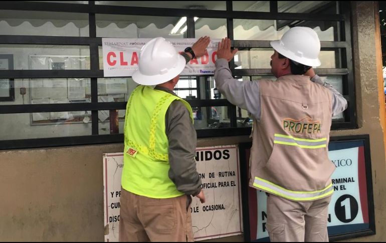 Personal de la Profepa clausuró este sábado y temporalmente el área de la empresa en que se registró el derrame. ESPECIAL/Profepa