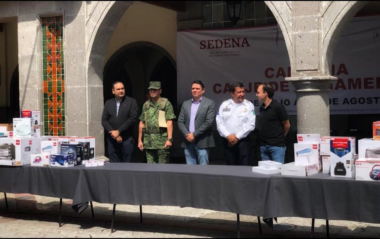 El centro de acopio se instaló afuera del edificio de la Presidencia Municipal de Tonalá. ESPECIAL