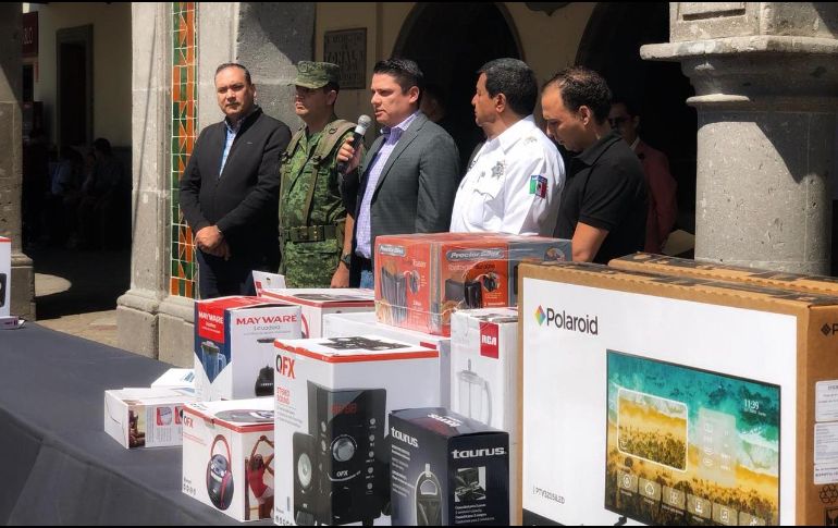 El centro de acopio se instaló afuera del edificio de la Presidencia Municipal de Tonalá. ESPECIAL