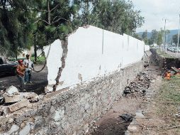 El agua hizo colapsar las bardas perimetrales de fraccionamientos como La Arbolada y levantó el asfalto en tres puntos de boulevard Santa Anita, lo que lo volvió intransitable. EL INFORMADOR/G. Gallo