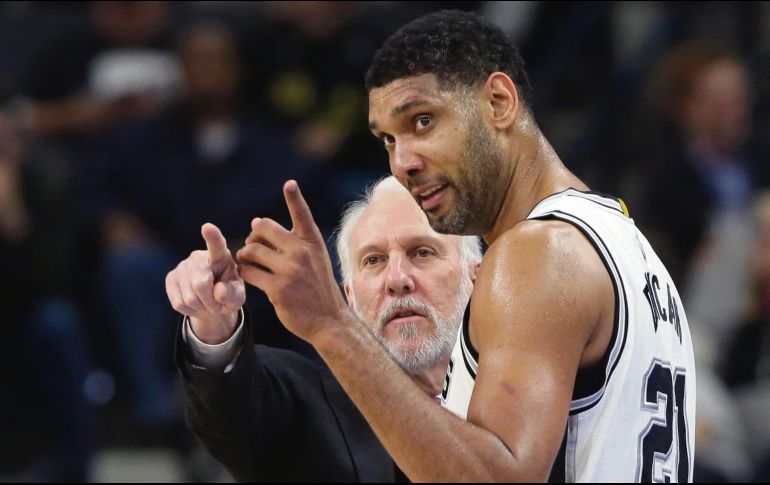 Tim Duncan ahora trabajará al lado del entrenador Gregg Popovich. AP