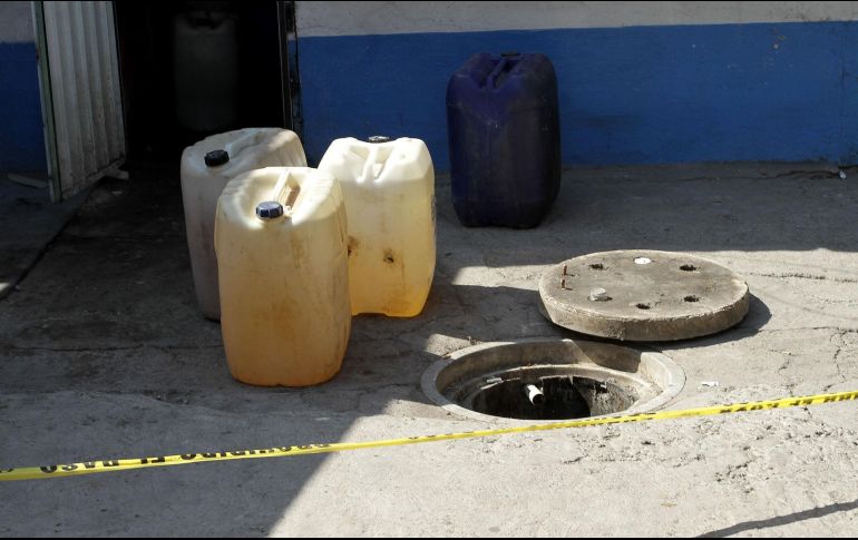 Agentes detectaron el predio donde estaban al aire libre los contenedores con el combustible sin las mínimas condiciones de seguridad. NTX/ARCHIVO
