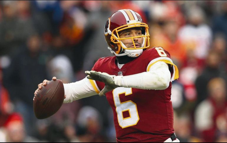 Lo último que Mark Sánchez hizo en la NFL fue una actuación de seis pases completos para 38 yardas y un par de intercepciones con los Redskins. AFP