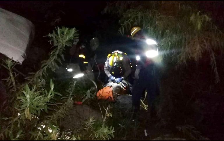 Las autoridades comenzaron con las maniobras para extraer el cuerpo y el vehículo de la barranca en coordinación con Protección Civil de Tuxpan. ESPECIAL/ @PCJalisco