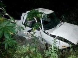 Las autoridades comenzaron con las maniobras para extraer el cuerpo y el vehículo de la barranca en coordinación con Protección Civil de Tuxpan. TWITTER / @PCJalisco