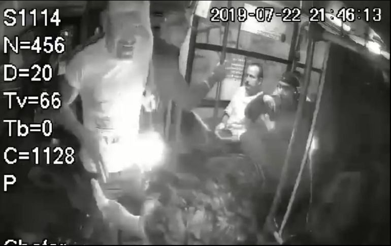 El delincuente sacó un arma de fuego con la que apuntó al chofer para que le entregara el dinero. ESPECIAL