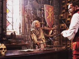 Schwarzenegger interpreta a un alguacil de la Torre de Londres que impone entre los prisioneros un combate de artes marciales en el que se concede la libertad al ganador. TWITTER / @MauroAhumada