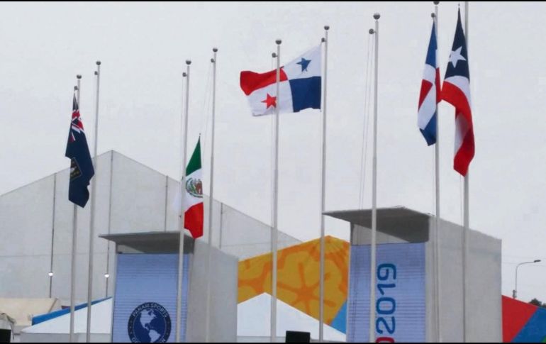 Parte de la delegación mexicana presenció el izamiento de la Bandera tricolor. EL UNIVERSAL