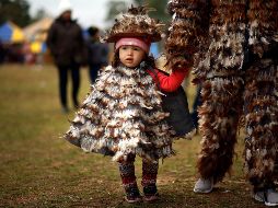 Los devotos del fraile no dudan en celebrar los milagros que le atribuyen disfrazados con plumas de ave. AP/J. Saenz