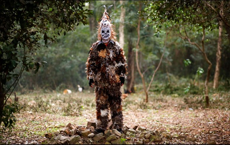 Los devotos del fraile no dudan en celebrar los milagros que le atribuyen disfrazados con plumas de ave. AP/J. Saenz