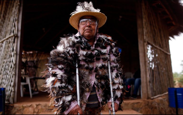 Los devotos del fraile no dudan en celebrar los milagros que le atribuyen disfrazados con plumas de ave. AP/J. Saenz