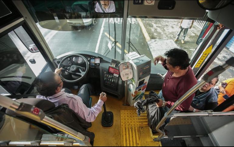 Ayer el Gobierno del Estado anunció que a partir de este sábado el Tren Ligero y el Macrobús aumentarán su tarifa a 9.50, en quince días tres rutas se sumarán a este precio y durante agosto serán otras siete. EL INFORMADOR / ARCHIVO