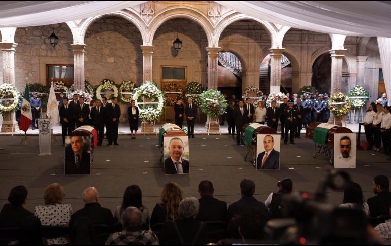 En la ceremonia, Silvano Aureoles se comprometió a seguir construyendo el Michoacán por el cual trabajaron los funcionarios fallecidos. TWITTER/@raulmoronO