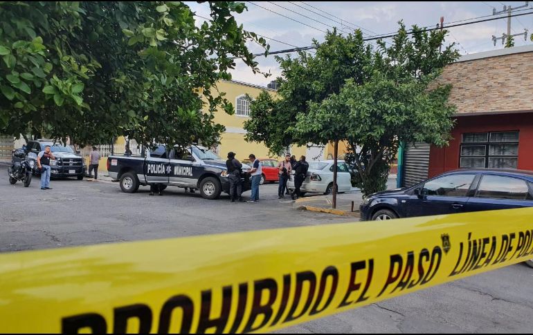 El auto impactó a las unidades y los sujetos se echaron a correr, pero oficiales lograron darles alcance y someterlos. EL INFORMADOR / S. Blanco