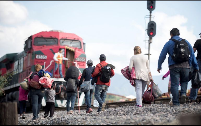 Familias de migrantes centroamericanos intentan subirse a la “Bestia” en Saltillo, Coahuila, con destino a sus países. EFE/M. Sierra