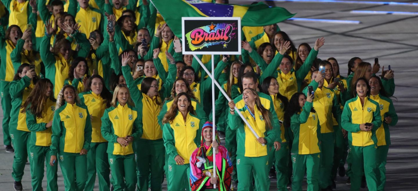 Deportistas de la delegación de Brasil desfilan en la ceremonia de inauguración de los Juegos Panamericanos Lima 2019 este viernes en el estadio Nacional en Lima. EFE/O. Barria