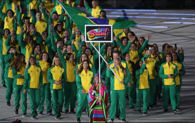 Deportistas de la delegación de Brasil desfilan en la ceremonia de inauguración de los Juegos Panamericanos Lima 2019 este viernes en el estadio Nacional en Lima. EFE/O. Barria