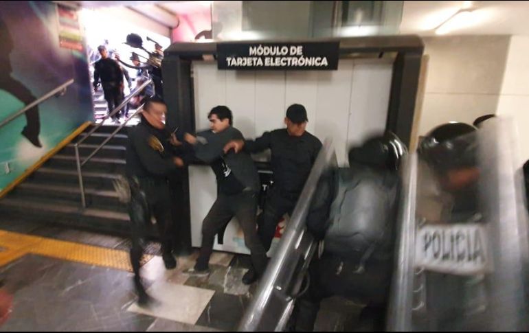 Autoridades detuvieron a jóvenes que impedían que se cerraran las puertas de cristal de acceso del tren; varias personas bloquearon la avenida Juárez a su cruce con Ramón Corona para exigir su liberación. EL INFORMADOR/P. López