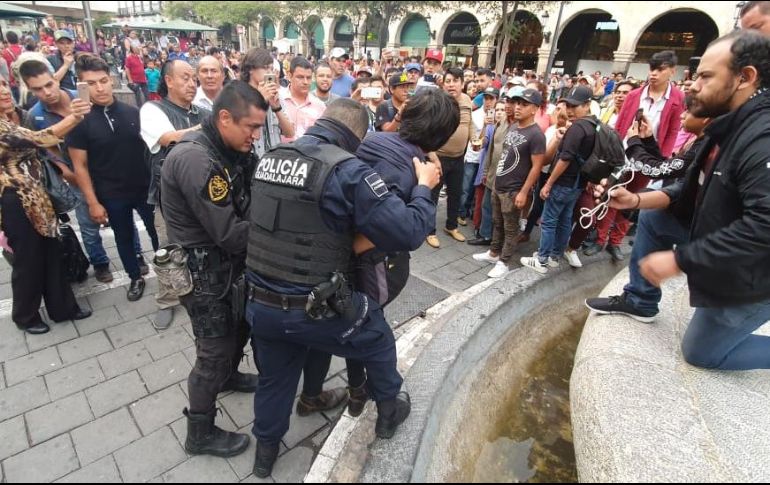 Autoridades detuvieron a jóvenes que impedían que se cerraran las puertas de cristal de acceso del tren; varias personas bloquearon la avenida Juárez a su cruce con Ramón Corona para exigir su liberación. EL INFORMADOR/P. López