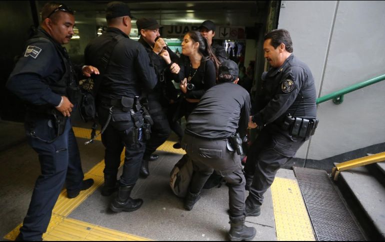 Autoridades detuvieron a jóvenes que impedían que se cerraran las puertas de cristal de acceso del tren; varias personas bloquearon la avenida Juárez a su cruce con Ramón Corona para exigir su liberación. EL INFORMADOR