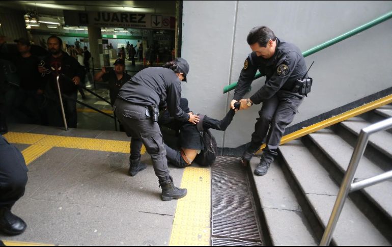 Autoridades detuvieron a jóvenes que impedían que se cerraran las puertas de cristal de acceso del tren; varias personas bloquearon la avenida Juárez a su cruce con Ramón Corona para exigir su liberación. EL INFORMADOR