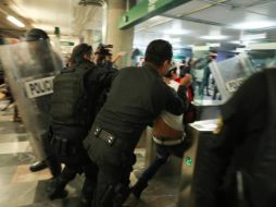 Autoridades detuvieron a jóvenes que impedían que se cerraran las puertas de cristal de acceso del tren; varias personas bloquearon la avenida Juárez a su cruce con Ramón Corona para exigir su liberación. EL INFORMADOR/P. López