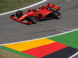 Charles Leclerc conduce su monoplaza durante la segunda sesión de prácticas. AFP/A. Isakovic