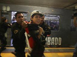 Ayer, la Policía estatal retuvo a cinco jóvenes que protestaban en la estación Plaza Universidad. EL INFORMADOR/G. Gallo