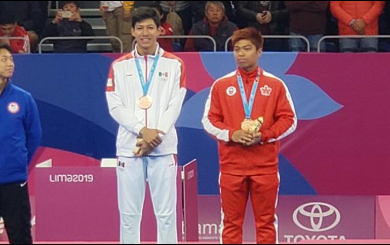 Marco Arroyo (izq) gana la medalla de bronce. TWITTER / @CONADE