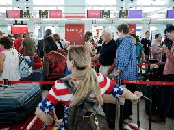 Las fuertes lluvias obligaron a paralizar durante unos 40 minutos los despegues y aterrizajes en el aeropuerto de la capital catalana. AFP / P. Barrera