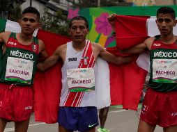 Santana (I) y Pacheco (D) posan con el representante de Perú.  EFE/I. Toro