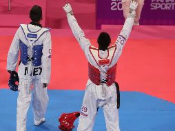 Lucas Guzmán, de Argentina (d), celebra su victoria ante Plaza (i), quien quedó en segundo lugar del podio. AP/F. Llano
