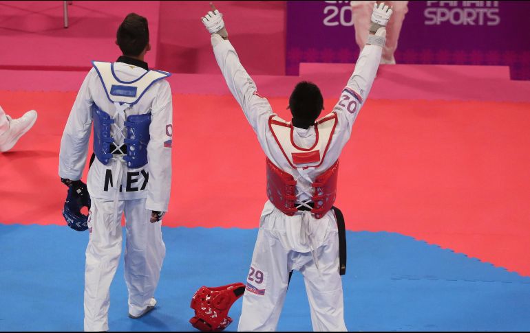 Lucas Guzmán, de Argentina (d), celebra su victoria ante Plaza (i), quien quedó en segundo lugar del podio. AP/F. Llano