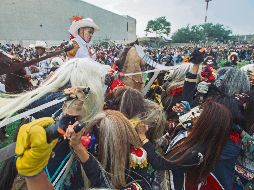 Sable en mano, “El Santiago” combate a sus rivales, los tastoanes, en San Juan de Ocotán. EL INFORMADOR / G. Gallo
