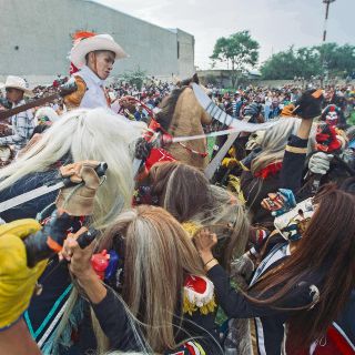 Celebran su fe... con tastoanes y machetes